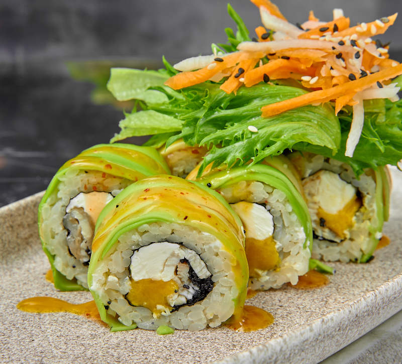 Внутри угорь и манго, сверху авокадо Сыр творожный