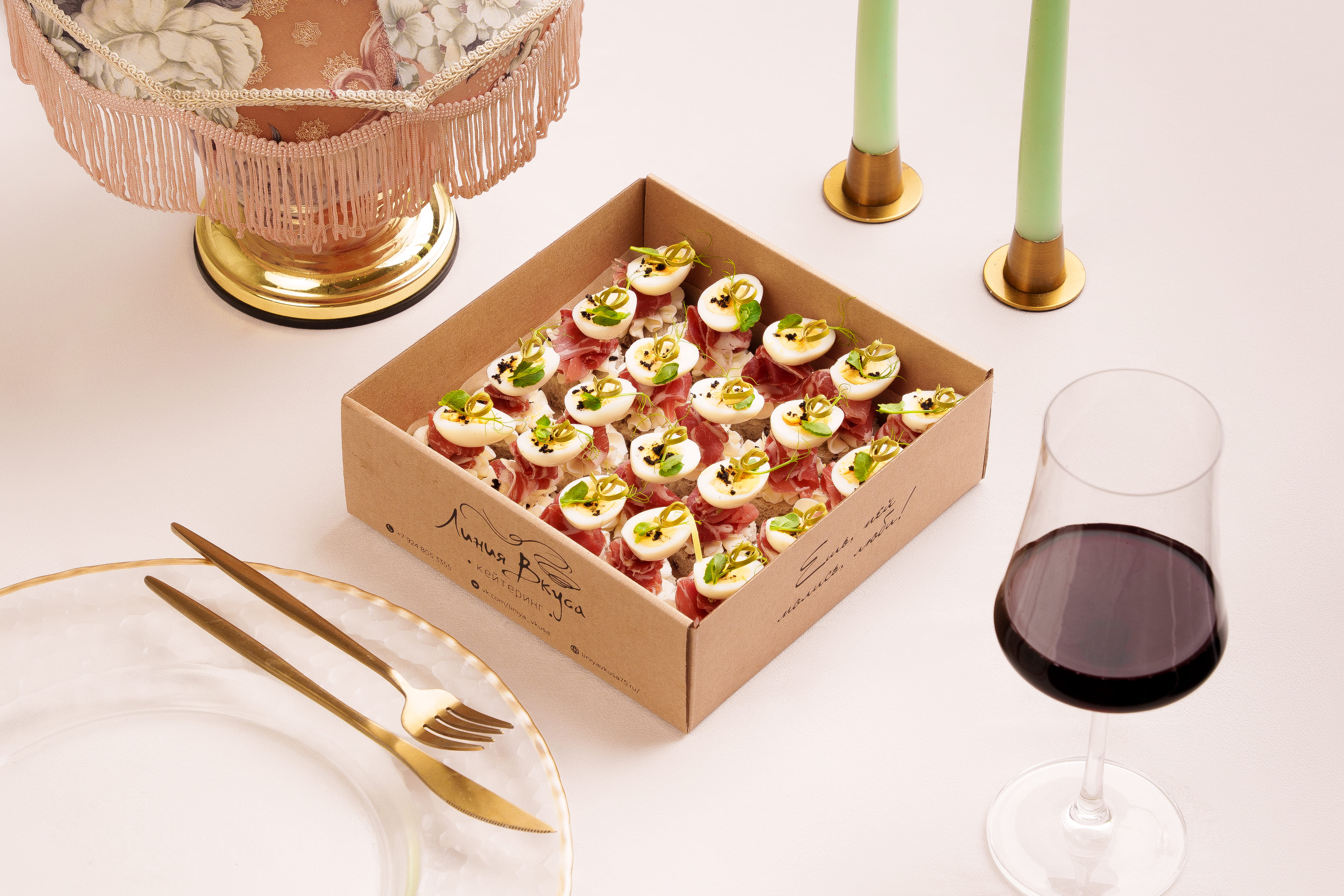 Канапе бокс с хамоном, перепелиным яйцом, крошкой маслин на хрустящем крутоне с крем-чизом