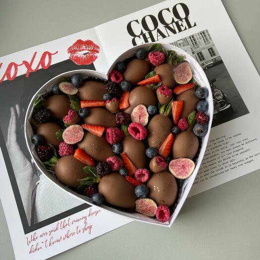 Клубника в шоколаде с ягодами 