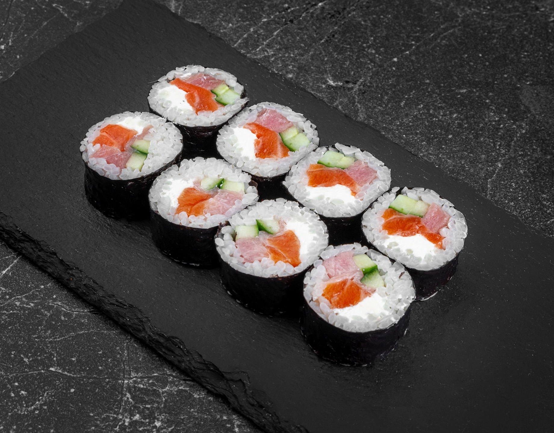 Ролл с тунцом и лососем