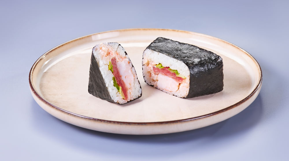 Онигири с тунцом, креветкой и зеленым луком