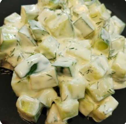 Салат из огурцов со сметаной