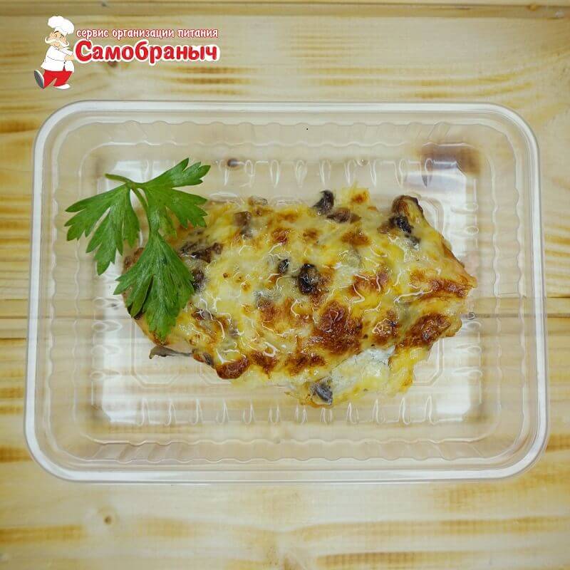 Горбуша запеченная с грибами и лук. 100г