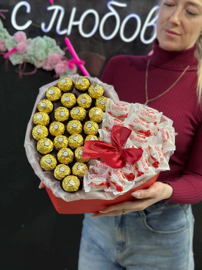 Сладкая коробочка в форме сердца с двумя видами конфет