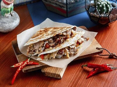 Кесадилья с курицей и грибами