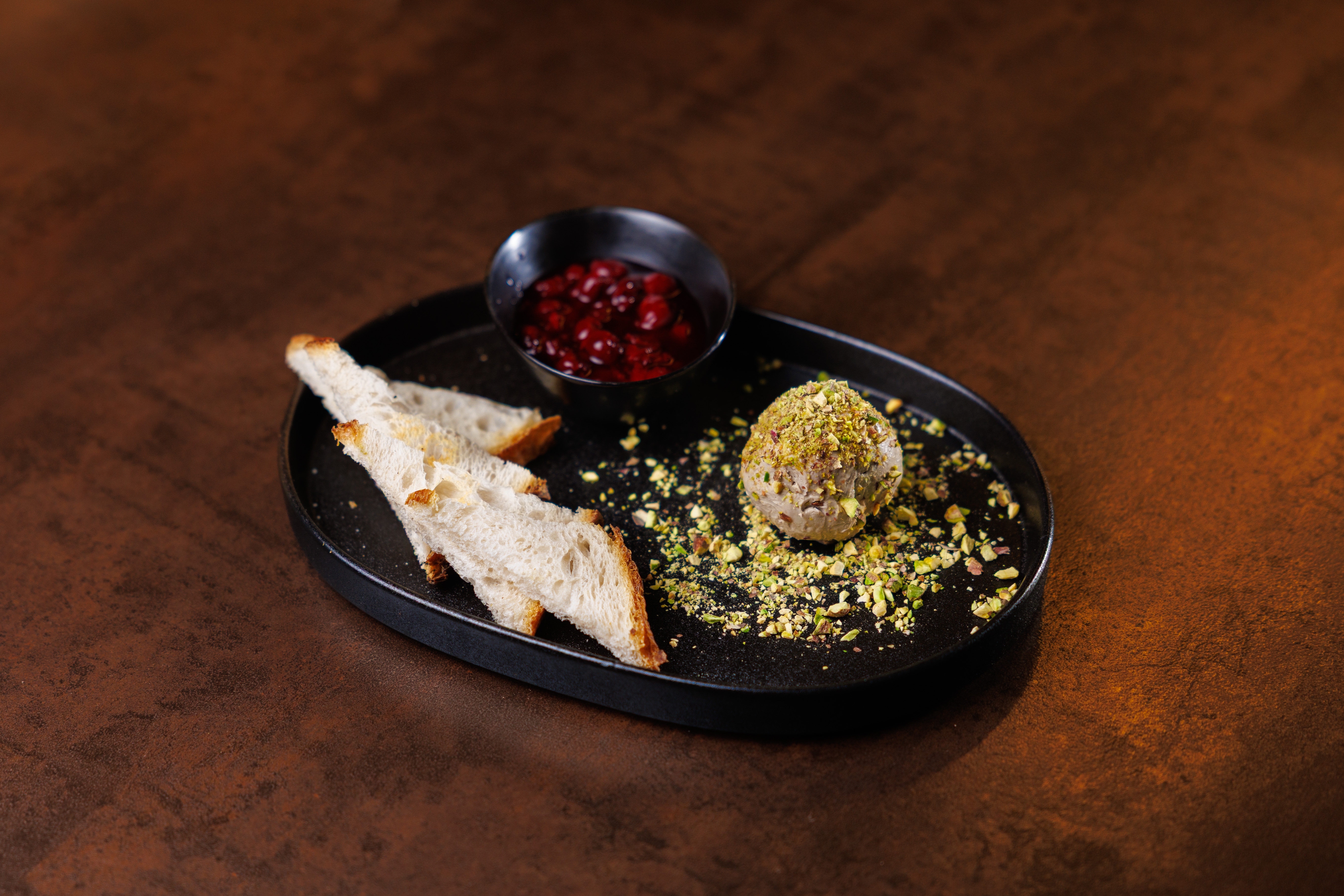 Паштет из утиной печени с вишнёвым вареньем 