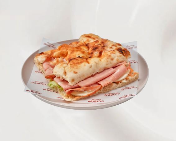 Сэндвич с мортаделлой и моцареллой