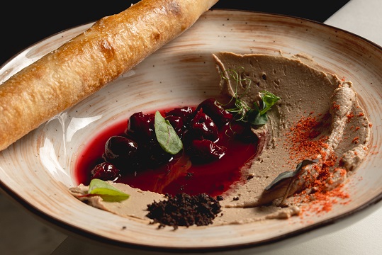 Пате из куриной печени с вишневым кули и факаччей