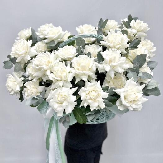 Корзина «WOOOW!» из французских роз и эвкалипта