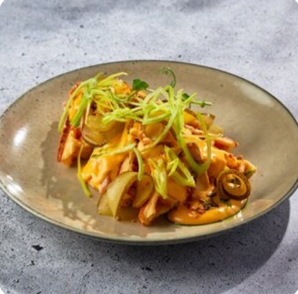 Картофельные вафли с цыпленком в сырном соусе