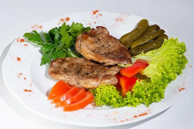 Медальоны из свиной вырезки с овощами