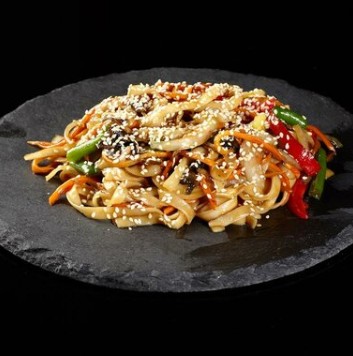 Удон с лососем и овощи и соус на выбор