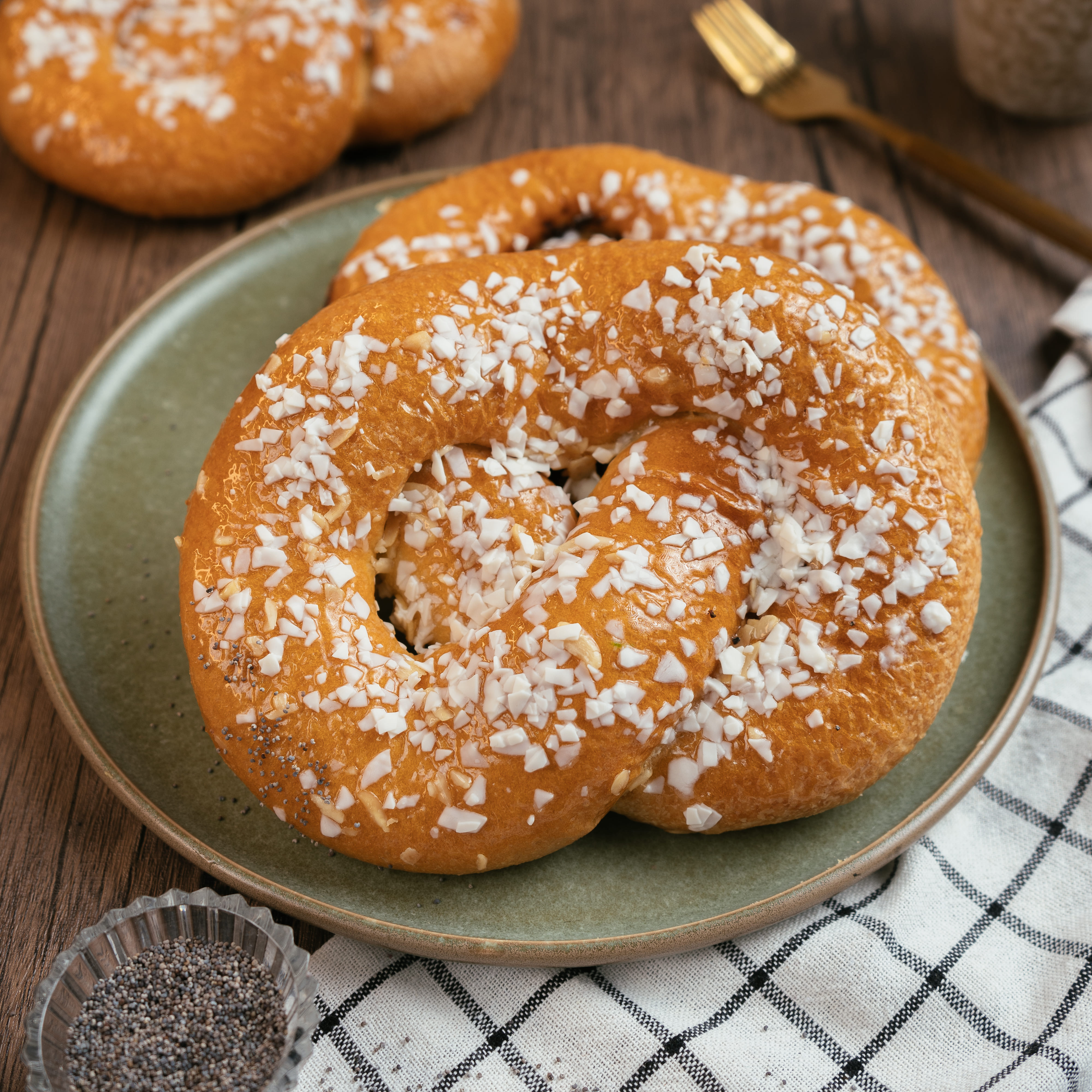 Крендель с маком и шок. посып. 150 гр.