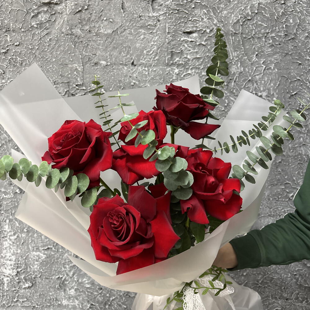 Бордовые французские розы с эвкалиптом