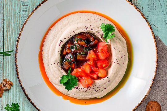 Бабагануш с томатами, кинзой и печеным перцем