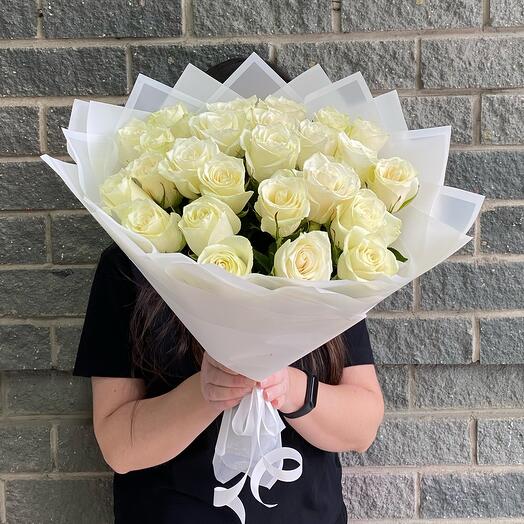 25 белых роз в упаковке