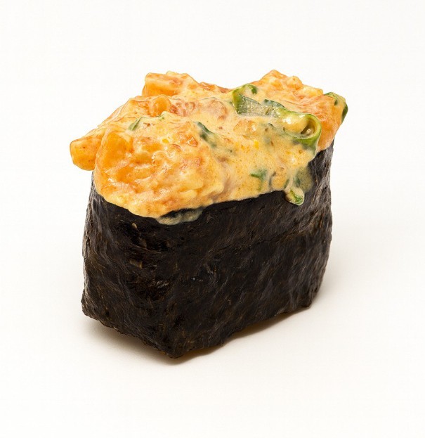 Гункан с лососем