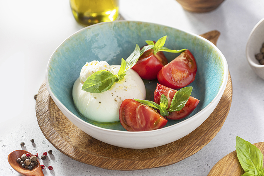 Буррата с томатами