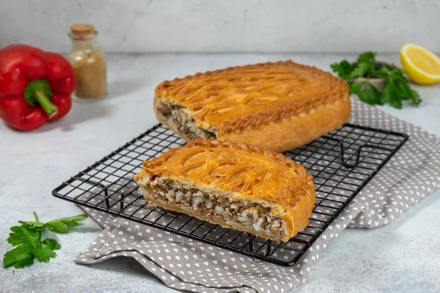 Кусок пирога с мясом и рисом
