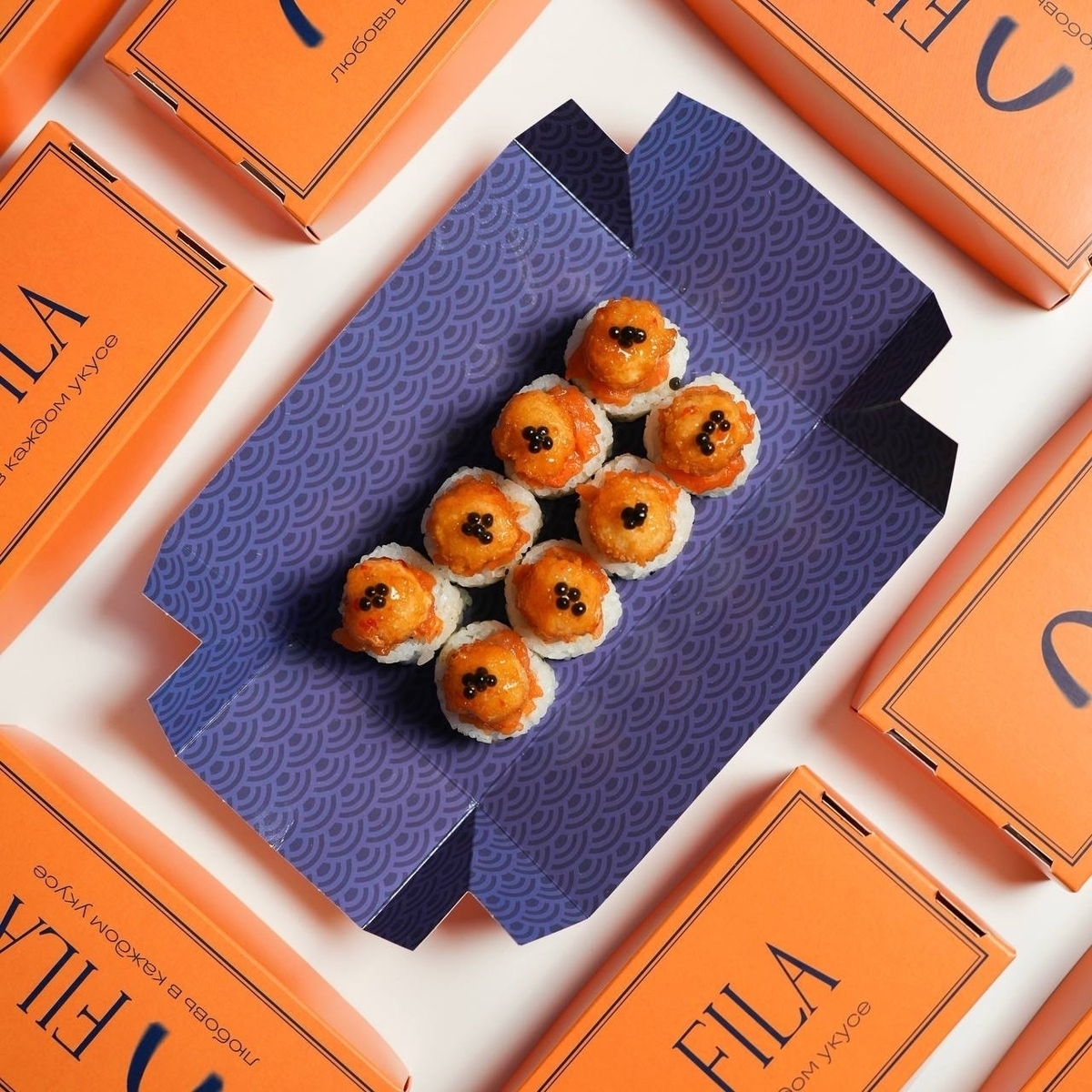 Ролл с острым лососем и шариками креветки