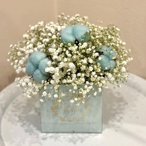 Букет из гипсофилы в коробке с хлопком (к1910)