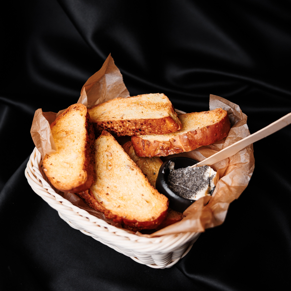 Хлебная корзина со сливочным маслом