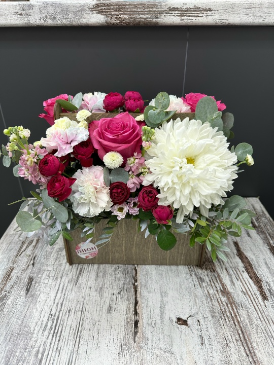 Яркий красивый ящичек с пионовидными розами