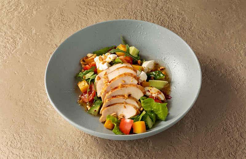 Салат с цыплёнком, персиком и рикоттой