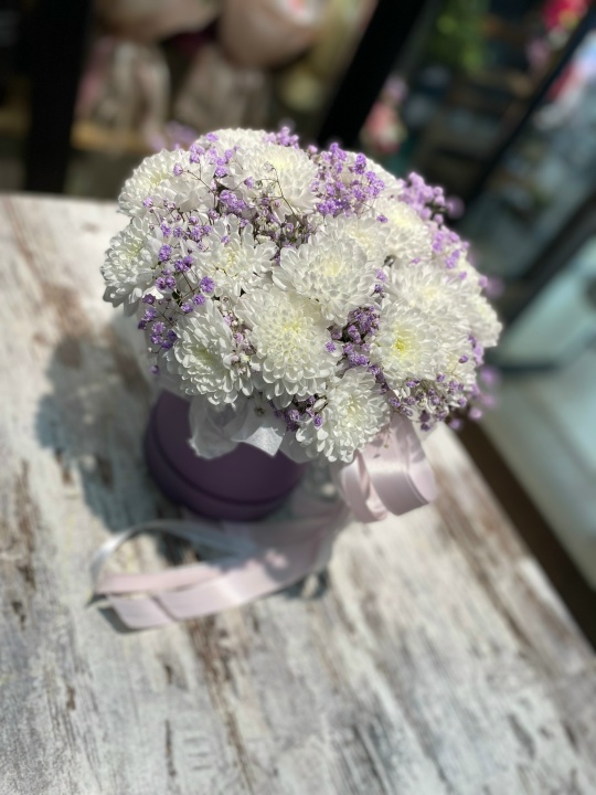 Композиция в шляпной коробке в фиолетовых оттенкам с гипсафилкой