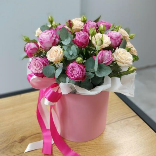 Композиция из кустовых пионовидных роз