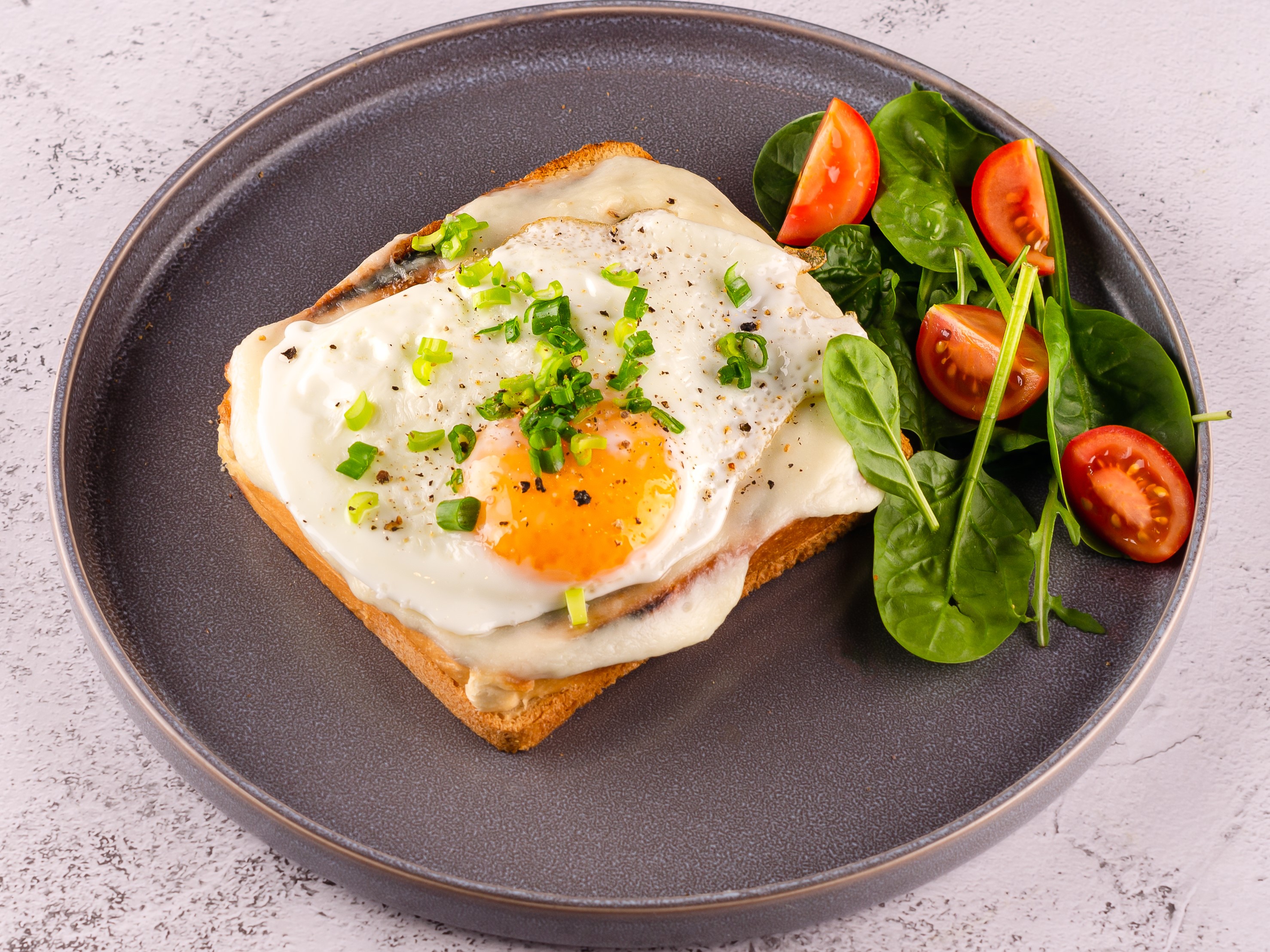 Горячий тост с ветчиной и сыром