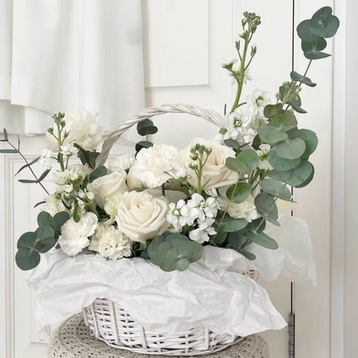 Корзина с цветами «Топлёное молоко»