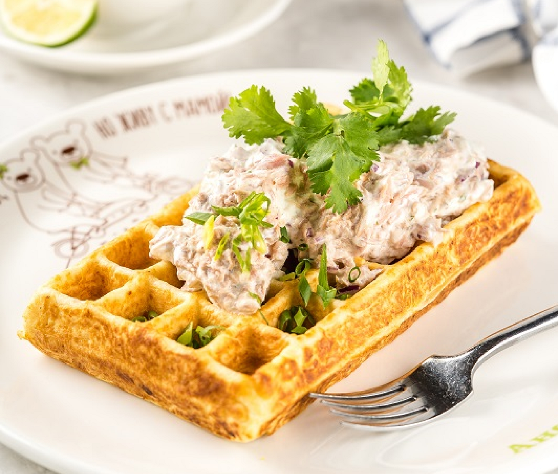 Картофельная вафля с тунцом и сливочным соусом