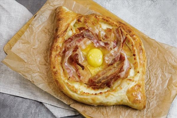Хачапури по-аджарски с беконом