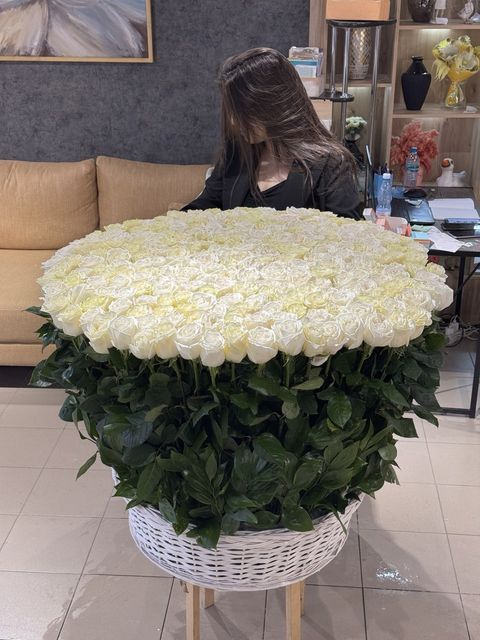 501 роза в корзине