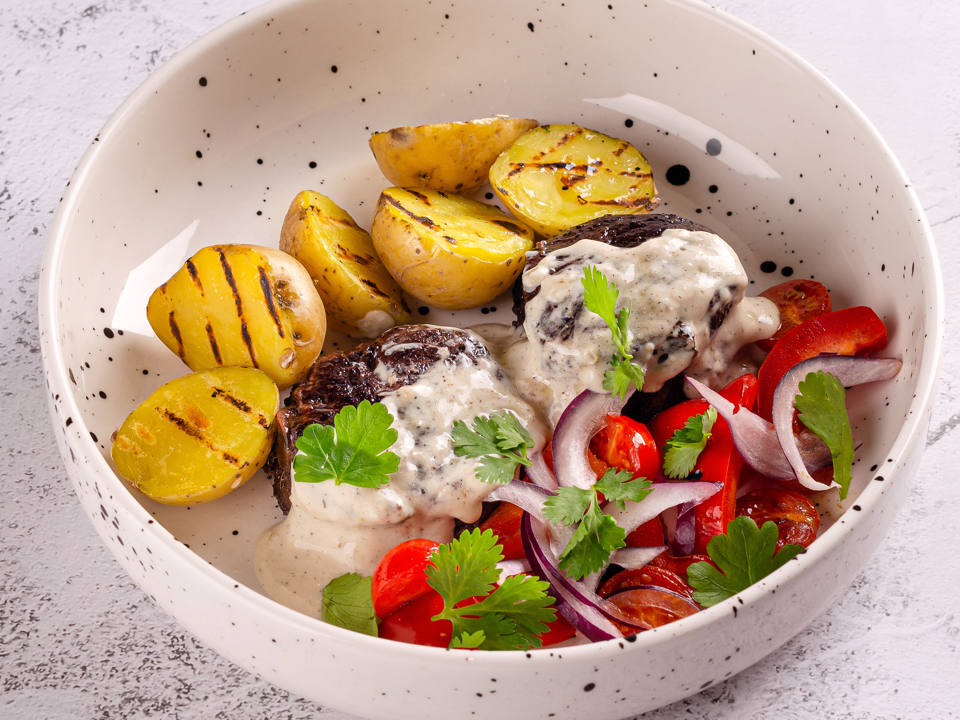 Медальоны из говядины с картофелем беби