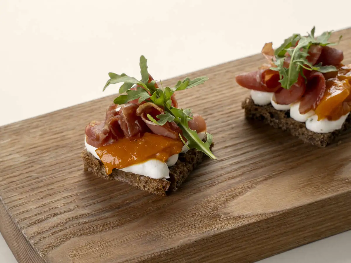 Брускетта с вяленой утиной грудкой