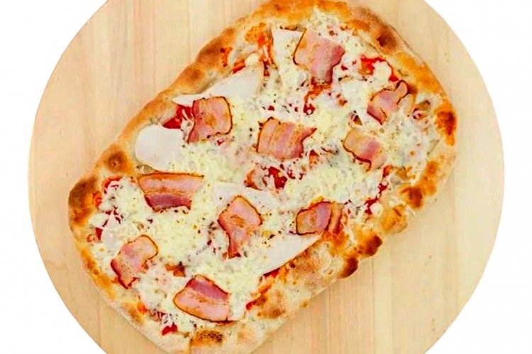 Римская пицца с беконом и грудкой