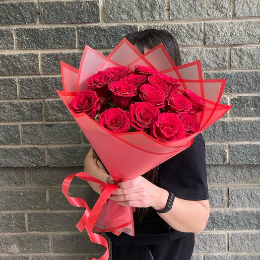 Букет из 15 красных роз в упаковке