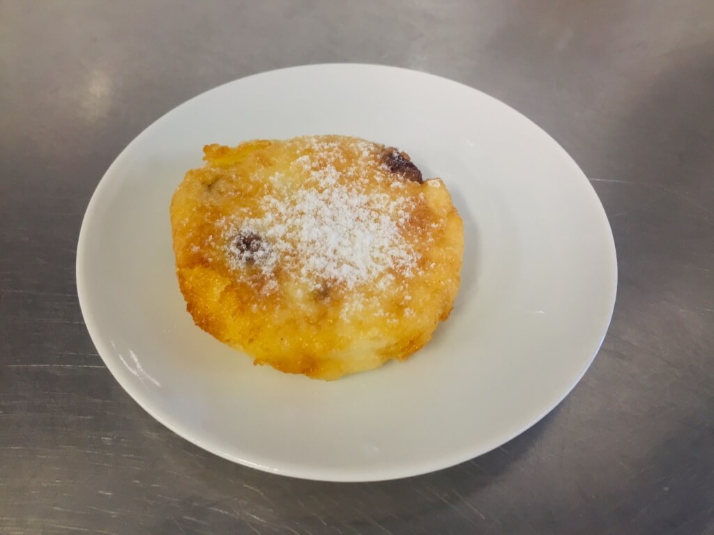 Сырник с изюмом