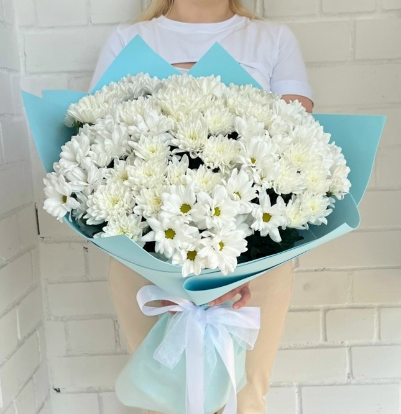 Букет "Притяжение" из кустовой хризантемы в оформлении