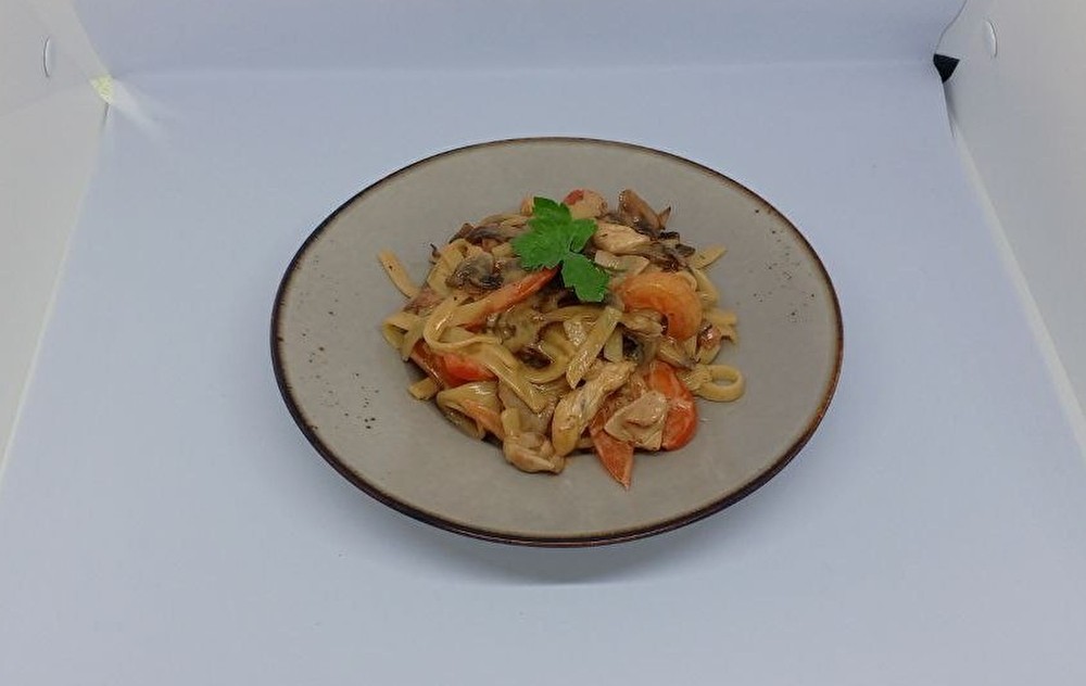 Паста с курицей, грибами и беконом