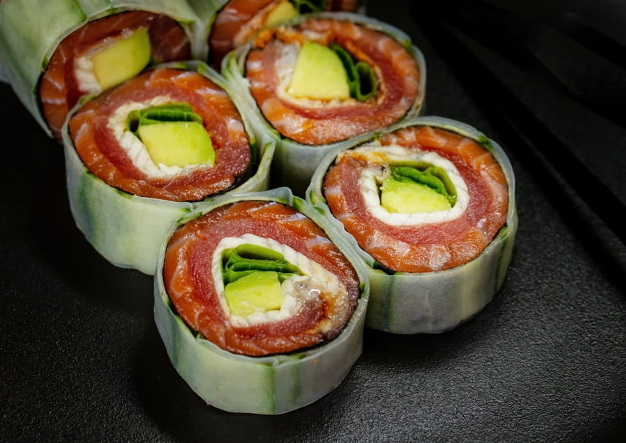 Ролл без риса из трех видов рыбы