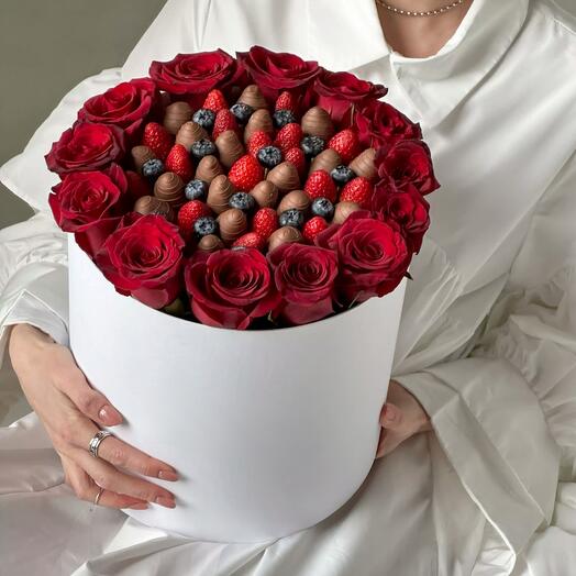 Клубника в шоколаде и розы,премиум подарок 