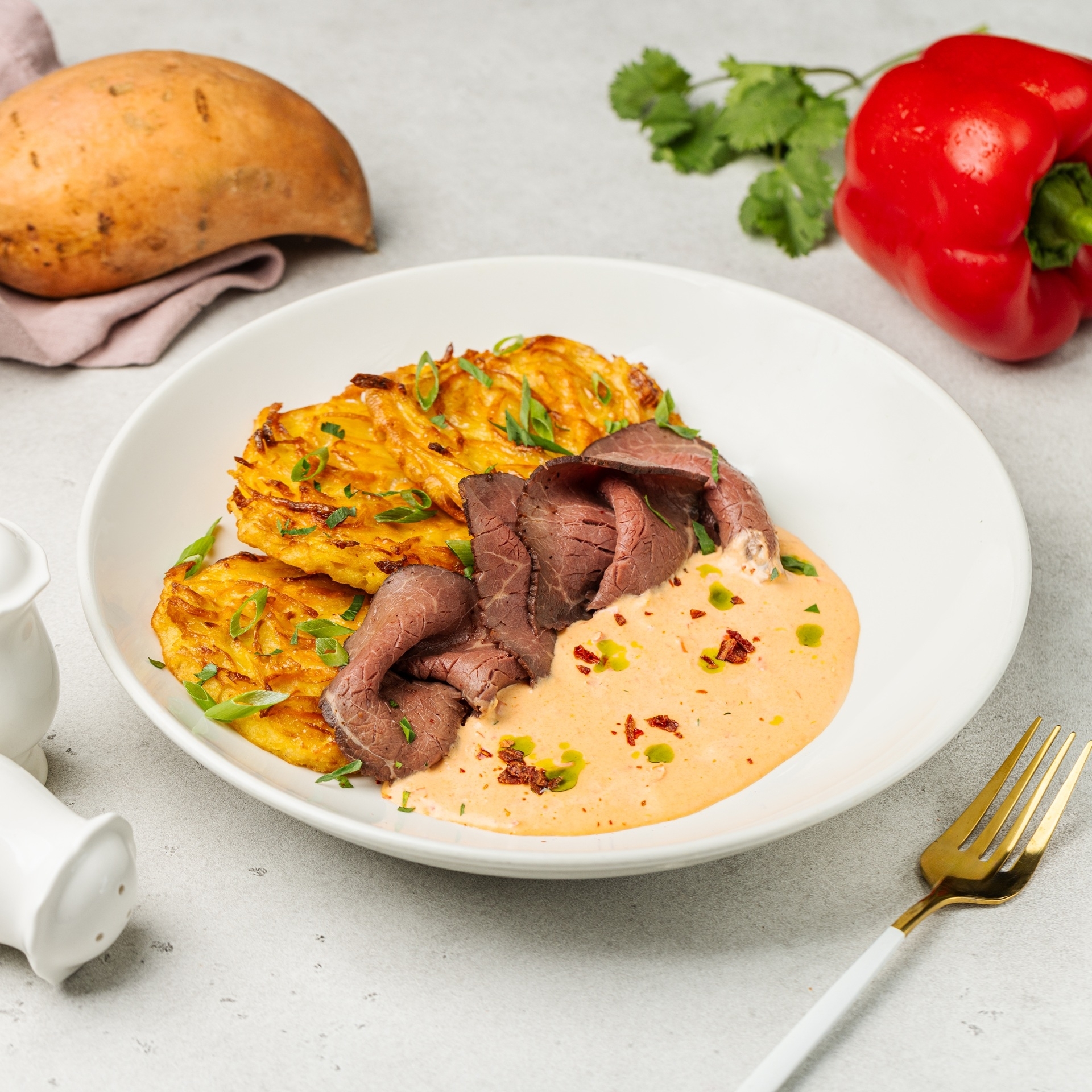 Драники из картофеля и батата с соусом из печеных овощей и нежным ростбифом