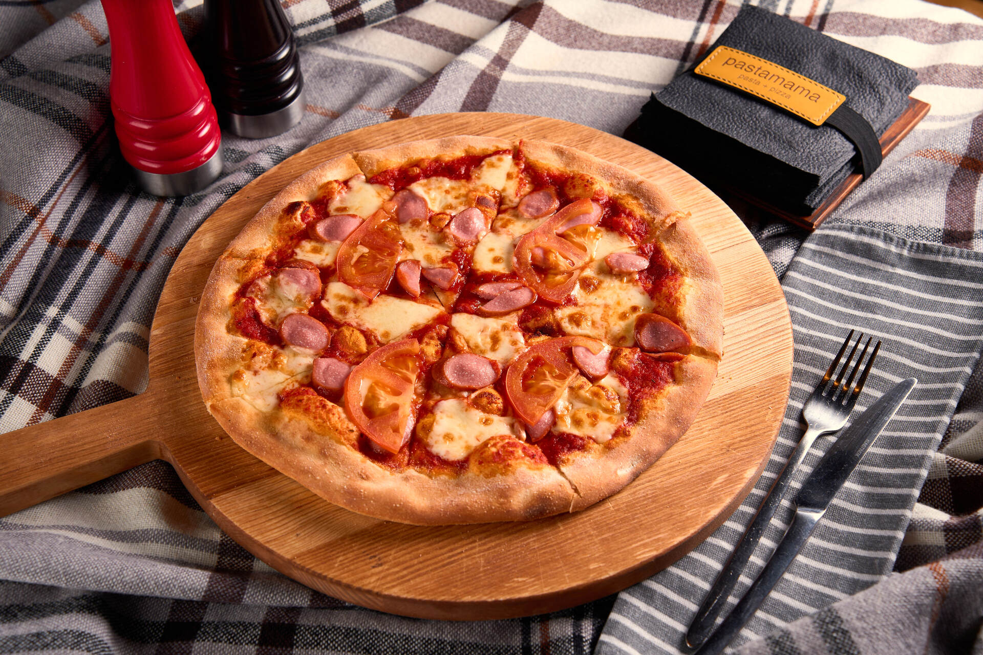 Мини-пицца с сосисками и помидорами