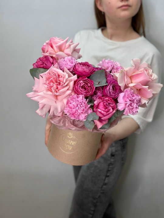 Крафтовая коробка с розами и диантусами