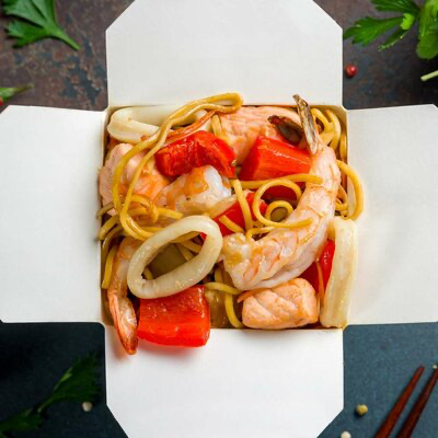Вок с морепродуктами с яичной лапшой