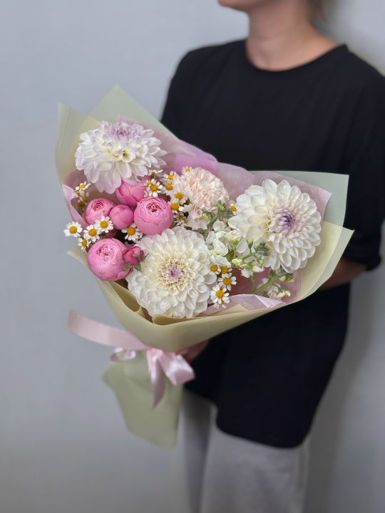 Букет с георгинами ,кустовой пионовидной розой ,ромашками и маттиолой