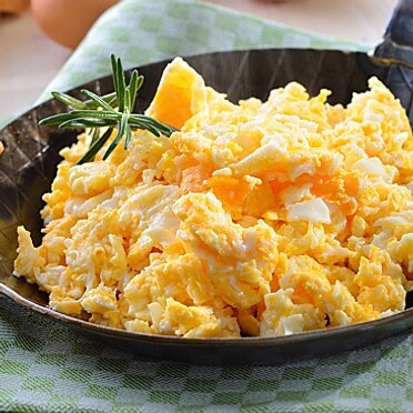 Скрэмбл с луком и ветчиной